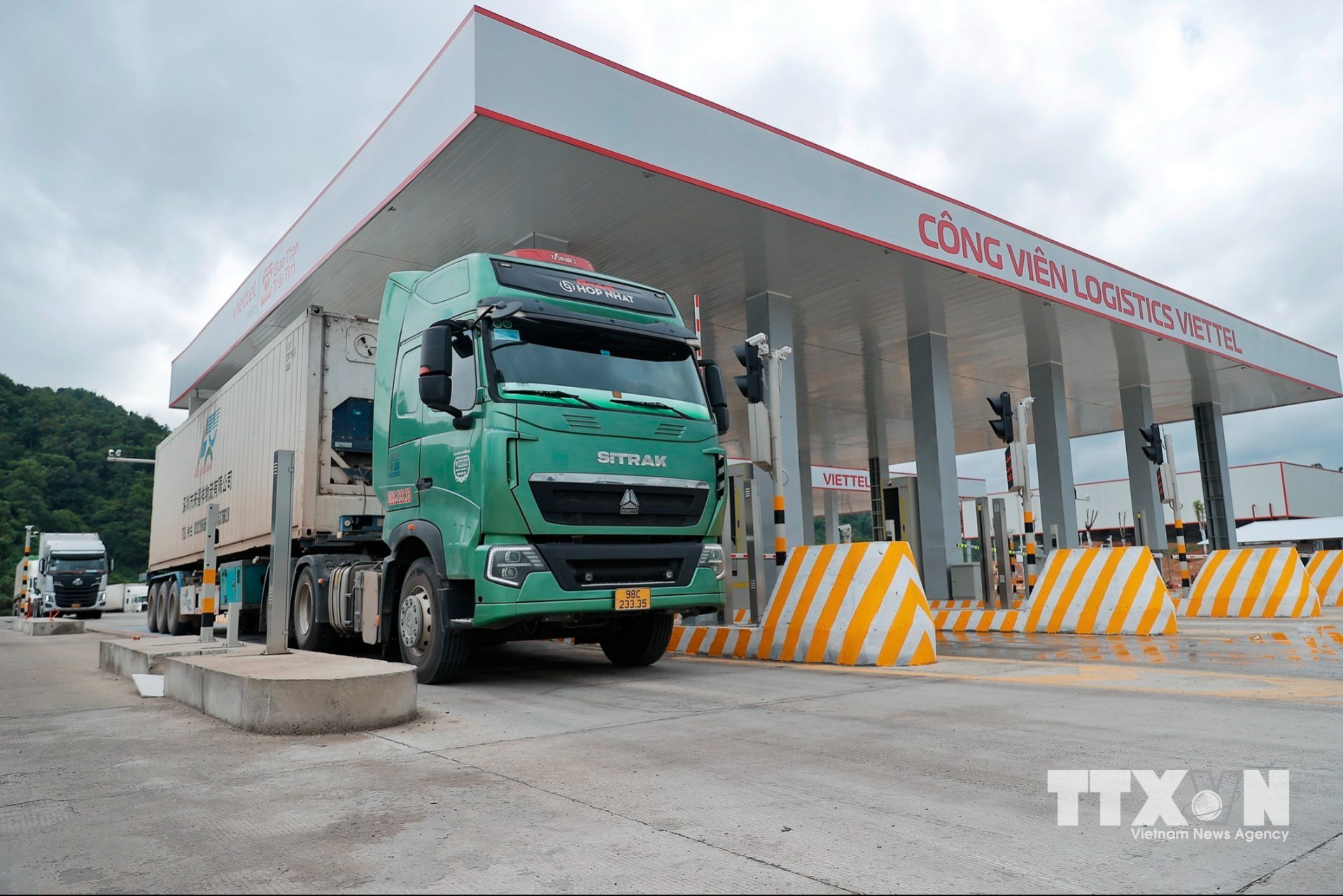 Cổng thông minh (Smart Gate), cho phép nhận diện biển số xe, mã container và sinh trắc học tài xế. Ứng dụng V-Gate hỗ trợ doanh nghiệp và lái xe đặt chỗ, theo dõi dịch vụ từ xa, tối ưu hóa thời gian và giảm chi phí quản lý. (Ảnh: Minh Quyết/TTXVN)